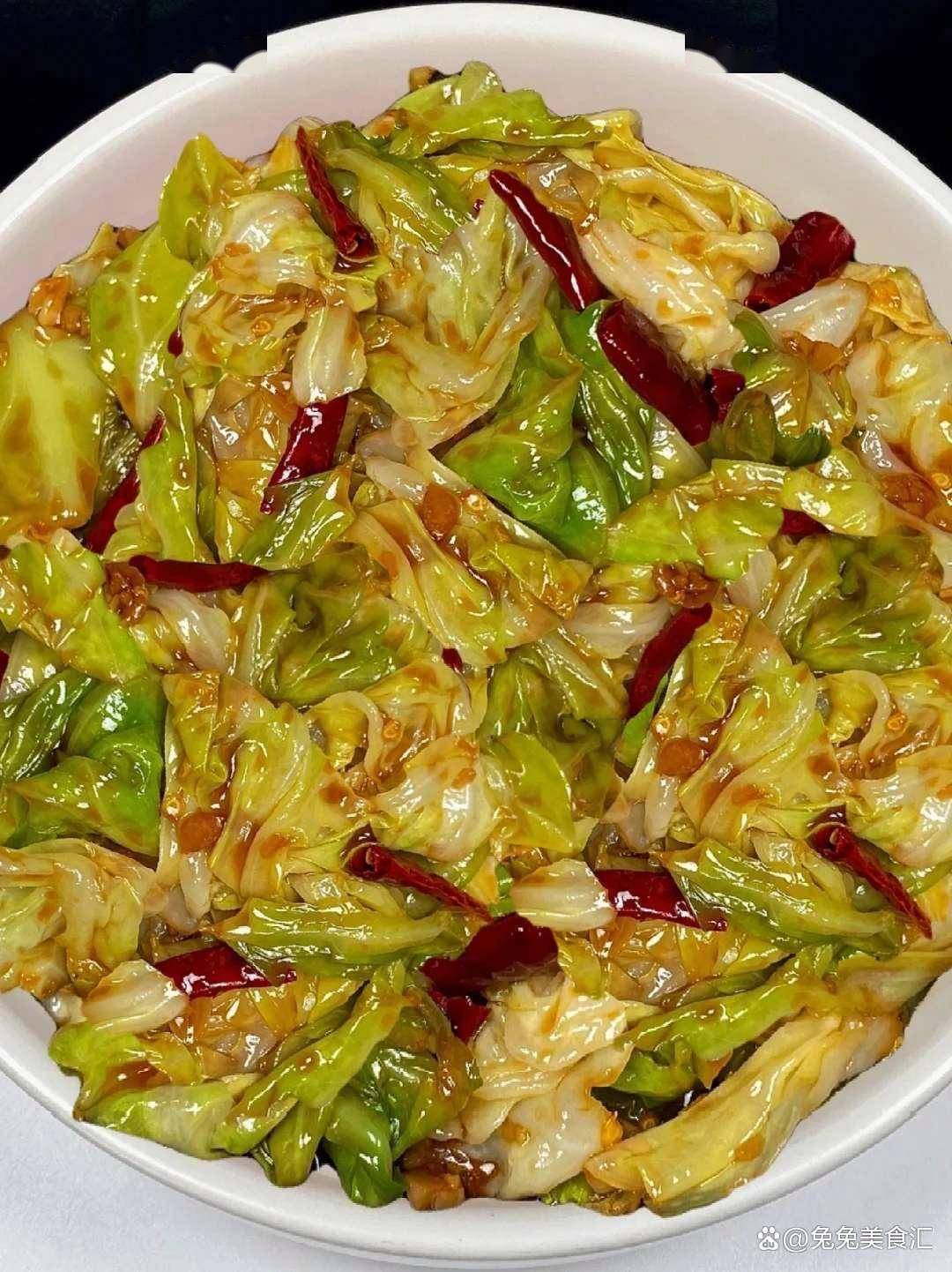 炒包菜，记住不要焯水和直接炒，难怪不好吃，看大厨是怎么炒的
