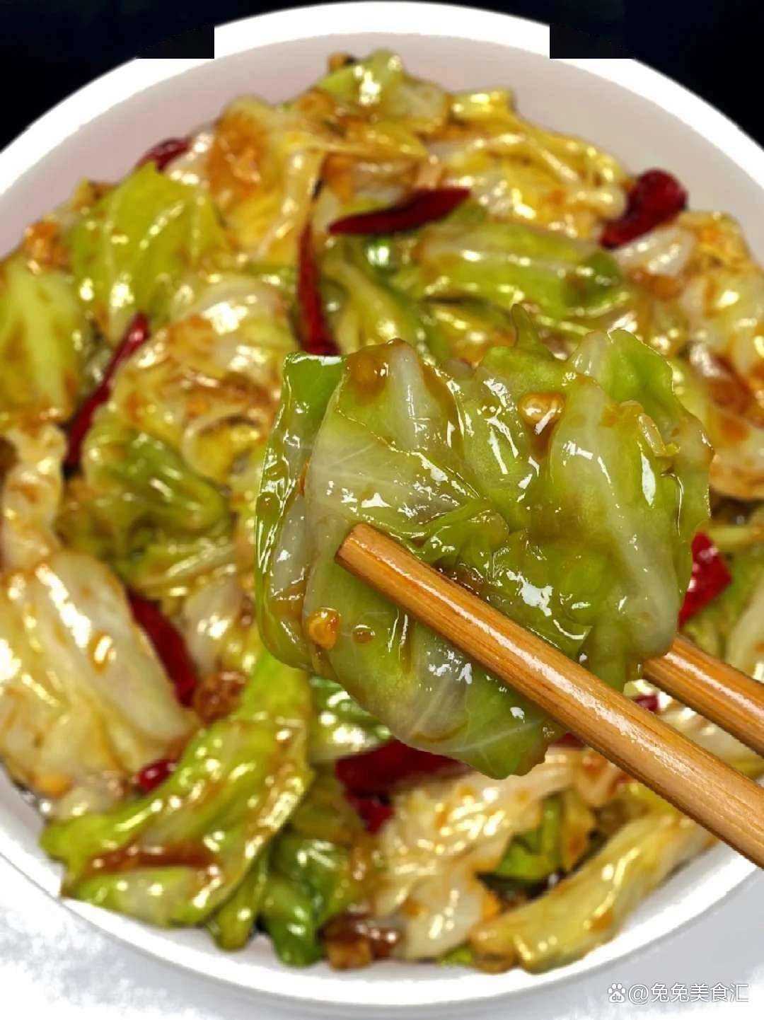 炒包菜，记住不要焯水和直接炒，难怪不好吃，看大厨是怎么炒的