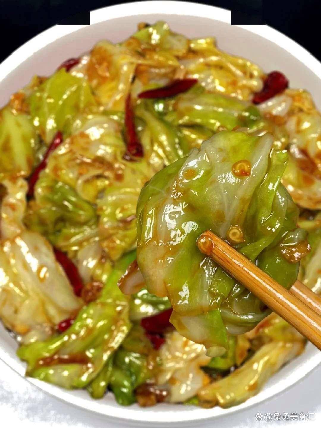 炒包菜，记住不要焯水和直接炒，难怪不好吃，看大厨是怎么炒的